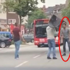 El agresor de Hamburgo poco antes de ser reducido por unos viandantes.-EL PERIÓDICO