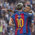 Rafinha felicita a Messi por el cuarto gol al Deportivo, en el Camp Nou.-JORDI COTRINA