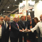 El ministro Luis Planas, en el stand de Burgos Alimenta junto al diputado Jesús María Sendido y representantes de la Diputación de Burgos e IGP Morcilla de Burgos. ECB