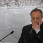 Florentino ofrece una rueda de prensa para defender a Benítez.-AGUSTÍN CATALÁN