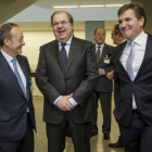 El nuevo presidente de Empresa Familiar, José Miguel Isidro charla con Juan Vicente Herrera y su predecesor, Antonio Jiménez.-SANTI OTERO