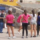 Varios jóvenes ayer durante los juegos populares.-M. MARTÍNEZ