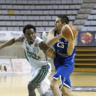 Álex López busca línea de pase ante el jugador del Peñas Huesca Gantt, ayer.-C. PASCUAL / PEÑAS DE HUESCA