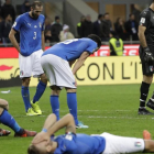 Los jugadores italianos, abatidos tras caer eliminados.-/ AP / LUCA BRUNO