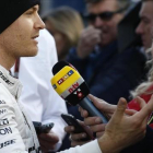 Nico Rosberg atiende a la prensa tras la sesión matinal en Montmeló.-AP / MANU FERNÁNDEZ