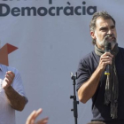 Jordi Sànchez y Jordi Cuixart, en una concentración el 24 de septiembre del 2017 en Barcelona.-ALBERT BERTRAN