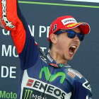 Jorge Lorenzo celebra la victoria en el GP de Motorland.-JAVIER CEBOLLADA