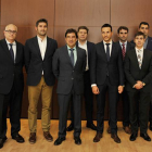 Los componentes de la nueva junta directiva delCBMiraflores posan con las imágenes corporativas del proyecto, ayer, en el Hotel Abba.-CB MIRAFLORES / MGC