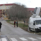 Imagen de unidades móviles de televisión que ayer emitieron en directo frente a la cárcel.-RAÚL G. OCHOA