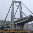 Los escombros del puente que ha colapsado en Génova.-ANDREA LEONI