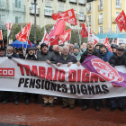 Pensionistas y jubilados se manifiestan en la Plaza Mayor.-ISRAEL L. MURILLO