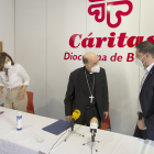 María Gutiérrez (Acción Social), el arzobispo Fidel Herráez y el secretario general de Cáritas, Ignacio Ruiz. ISRAEL L. MURILLO