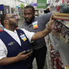 Empleados de Walmart en una de las tiendas de Nueva Jersey.-/ JULIO CORTEZ (AP)