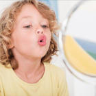 Un niño habla solo frente al espejo.-123RF