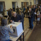 Participantes en la consulta del 9 de noviembre del 2014 en el colegio de Sant Ignasi de los Jesuitas, en Barcelona-JORDI COTRINA