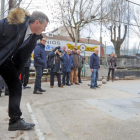 El alcalde, Javier Lacalle, se animó a realizar una tirada de bolos en su visita a las instalaciones de Capiscol.-ISRAEL L. MURILLO