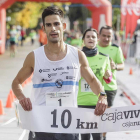 Óscar Cavia entra victorioso en la línea de meta ubicada en el paseo Sierra de Atapuerca.-Santi Otero