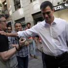 El candidato del PSOE, Pedro Sánchez, este martes repartiendo folletos electorales entre los viandantes-JOSÉ LUIS ROCA