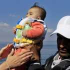 Un bebé llega a la isla griega de Mytilini tras salir de Turquía, este domingo.-Foto: EFE / ORESTIS PANAGIOTOU