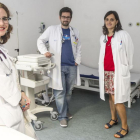 Los doctores Ester Sánchez, Ángel Pérez y Beatriz Fernández son los encargados de la unidad junto a una enfermera.-ISRAEL L. MURILLO