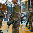 Soldados franceses vigilan la Gare du Nord de París, el pasado lunes.-AFp / THOMAS COEX