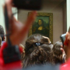 Aglomeración de visitantes frente a La Gioconda, en el Museo del Louvre.-DANIEL MORDZINSKI