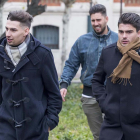 Los tres exjugadores de la Arandina acuden al Palacio de Justicia para recoger la sentencia.-SANTI OTERO