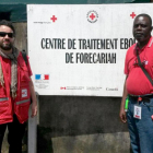 Llorente junto a otro colaborador en el país africano, donde Cruz Roja se coordina con Médicos sin Fronteras y la OMS.-ECB