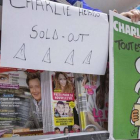 Un cartel indicando que la revista 'Charlie Hebdo' está agotada en una librería este jueves en Bruselas.-REUTERS / YVES HERMAN