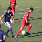 Óscar Vázquez presiona a un contrario, ayer.-UD Santa Marta