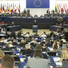 Interior y exterior del Parlamento Europeo. A la izquierda, en el círculo, Antonio Tajani, su presidente.-JOHANNA LEGUERRE / EFE (PATRICK SEEGER)
