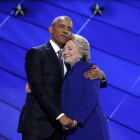 Obama abraza a Clinton tras su discurso de apoyo en la convención demócrata, en Pensilvania.-REUTERS / JIM YOUNG