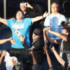 Diego Armando Maradona, rodeado de periodistas argentino, pide a la hinchada albiceleste que anime a Argentina.-EFE