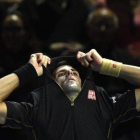 Djokovic se saca la camiseta en su partido ante Nishikori.-Foto:  REUTERS / TORY MELVILLE