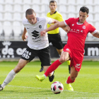 Diego Cervero pugna por el esférico con un jugador de la Cultural Leonesa.-ISRAEL L. MURILLO