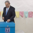 El primer ministro, Binyamin Netanyahu, deposita su voto en un colegio de Jerusalén, este martes.-Foto: EFE / SEBASTIAN SCHEINER / POOL