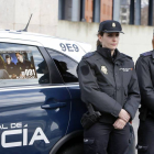 Distintivo sobre ayuda en casos de violencia de género que llevan los coches de Policía Nacional. ECB