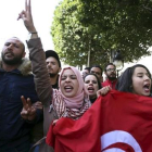 Licenciados en paro gritan consignas durante una marcha en demanda de oportunidades de trabajo, en la avenida Burguiba, en Túnez, este miércoles.-REUTERS / ZOUBEIR SOUISSI