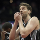 Pau Gasol sufre una fractura en su mano y será baja indefinida.-AP / JOHN AMIS