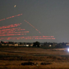 Fotos tomadas desde los Altos del Golan en que se ven bombardeos en Siria.-JALAA MAREY / AFP