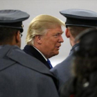 Trump, con cadetes de una academia militar en Baltimore.-AFP / AARON P. BERNSTEIN