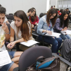 Tras la conferencia se organizó un taller de trabajo con los estudiantes de la Escuela de Arte y Superior de Diseño.-RAÚL G. OCHOA