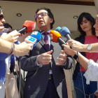 El abogado de la acusación popular, Luis Antonio Calvo, atiende a los medios ayer a la salida del juzgado.-L. V.
