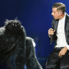 El cantante italiano Francesco Gabbani durante los ensayos del festival Eurovision 2017, con un bailarín disfrazado de gorila-
