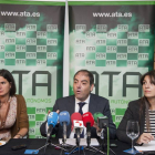 El presidente de ATA, Lorenzo Amor, junto con la vicepresidenta, Celia Ferrero (I) junto a Soraya Mayo, presidenta de ATA Castilla y León (D)-Ical