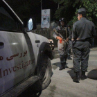 Policías afganos custodian la entrada a la pensión atacada.-Foto: AP / ALLAUDDÍN KHAN