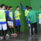 Varios jugadores del Burgos en el frontón de Lavaderos reciben instrucciones de Eduardo del Moral.-ISRAEL L. MURILLO