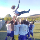 Los jugadores del Burgos CF mantean a su entrenador, Pechu.-ECB