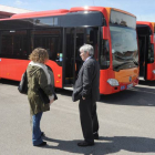 La gerente del Samyt, Patricia Cecín, y el presidente, Esteban Rebollo, ayer, en las cocheras de la carretera Poza con los nuevos autobuses.-ISRAEL L. MURILLO