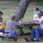 Una familia, con sus correspondientes mascarillas, disfruta de unas consumiciones adquiridas en la terraza del camping de Fuentes Blancas. RAÚL G. OCHOA
